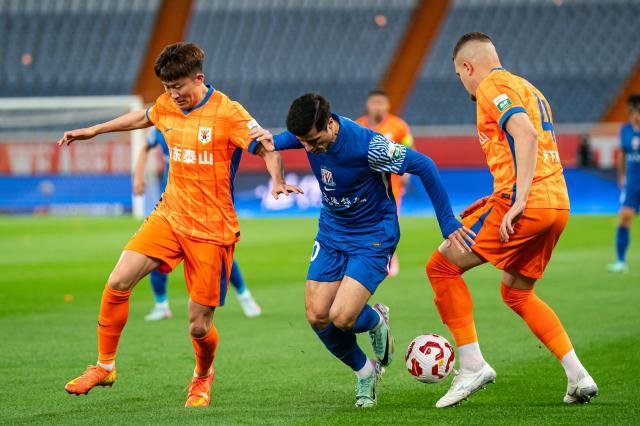 申花登泰山成功领跑中超 斯卢茨基达成百分目标