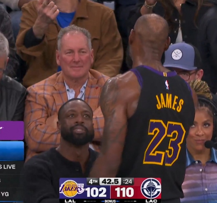 旺财28登录-兄弟情深！比赛还剩42s 詹姆斯和解说席上的韦德握手交谈！