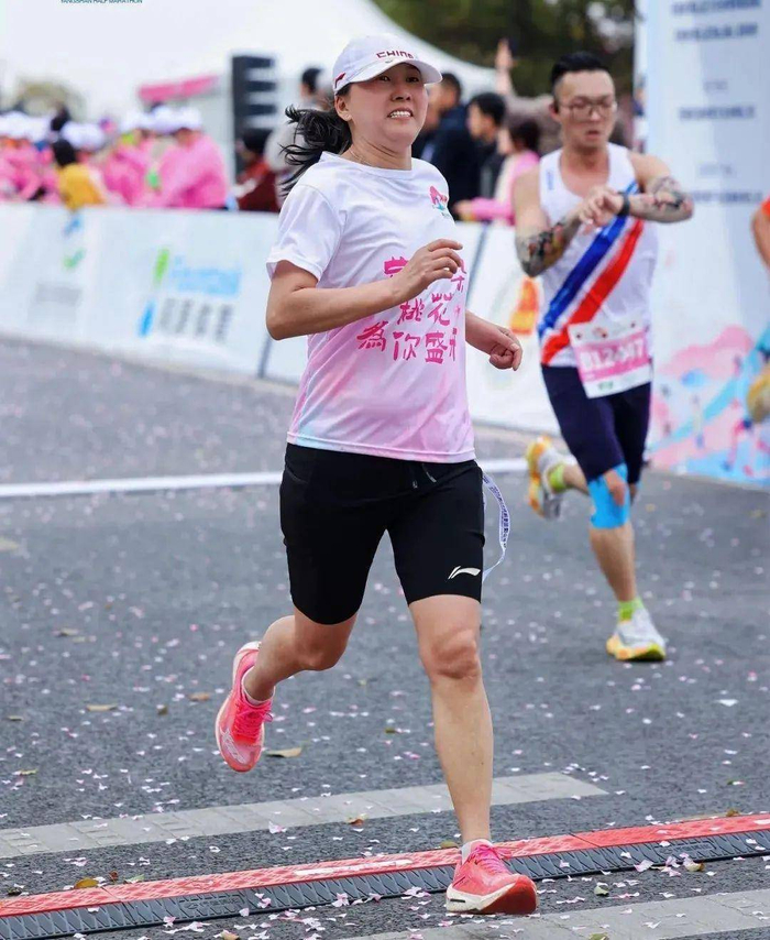 三个孩子三个爹，退役后移居美国，52岁东方神鹿王军霞现在活成了这样|婚姻|冠军|赛道|马拉松|世锦赛_新浪新闻